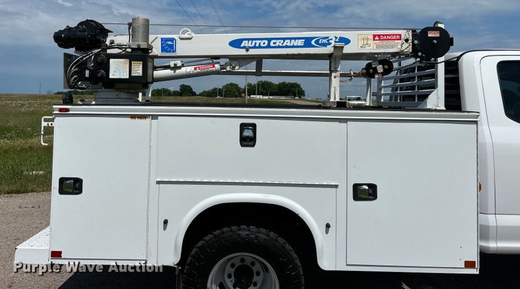 image for item DO6505 2019 Ford F350 Super Duty XL SuperCab utility bed pickup truck