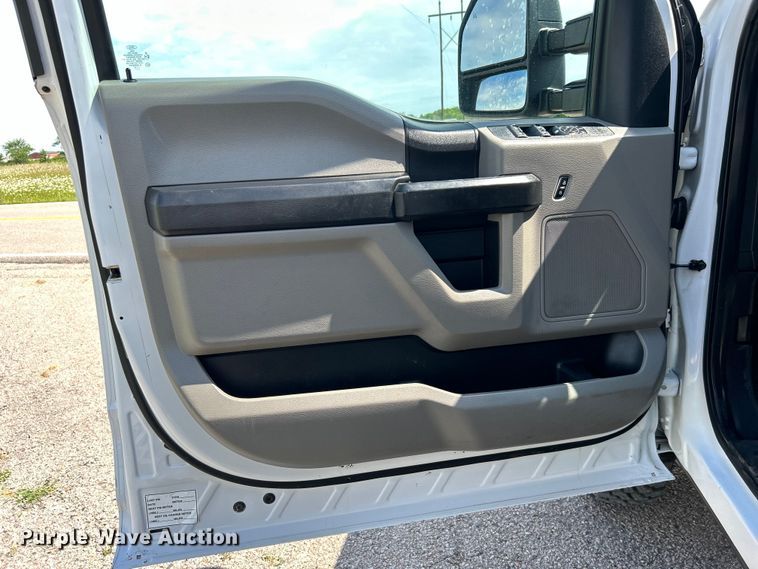 image for item DO6505 2019 Ford F350 Super Duty XL SuperCab utility bed pickup truck
