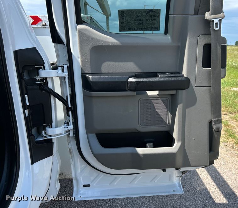 image for item DO6505 2019 Ford F350 Super Duty XL SuperCab utility bed pickup truck