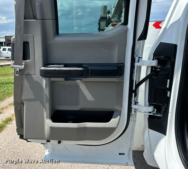 image for item DO6505 2019 Ford F350 Super Duty XL SuperCab utility bed pickup truck