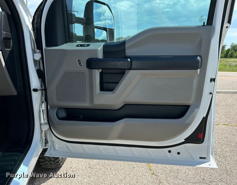 image for item DO6505 2019 Ford F350 Super Duty XL SuperCab utility bed pickup truck