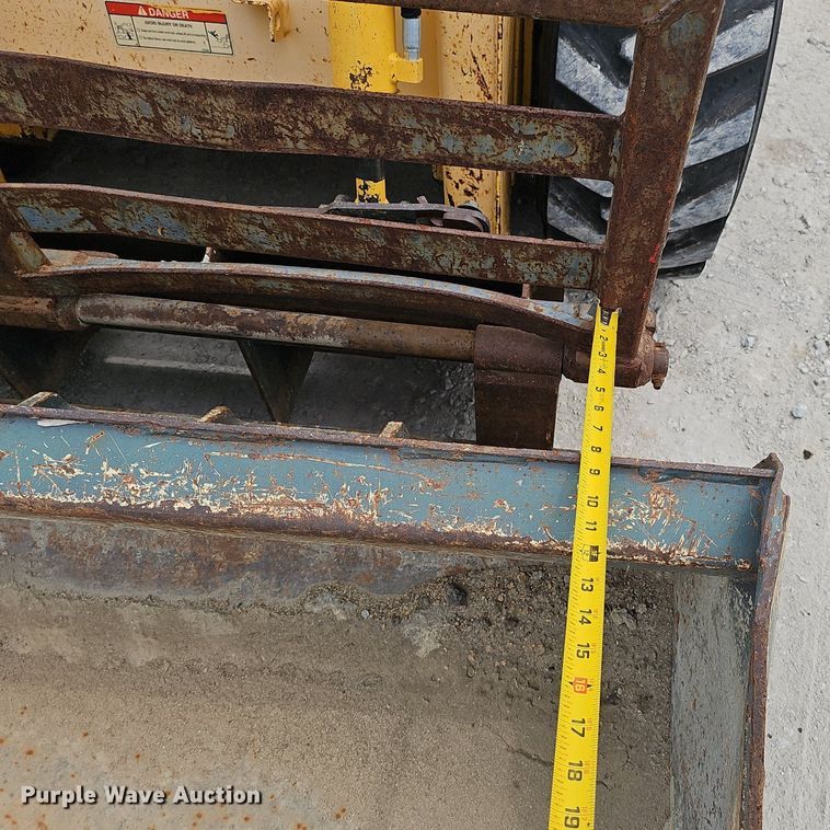 image for item DP6435 2004 Gehl 5640 skid steer loader