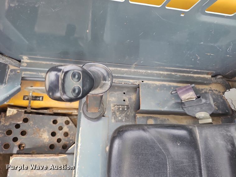 image for item DP6435 2004 Gehl 5640 skid steer loader