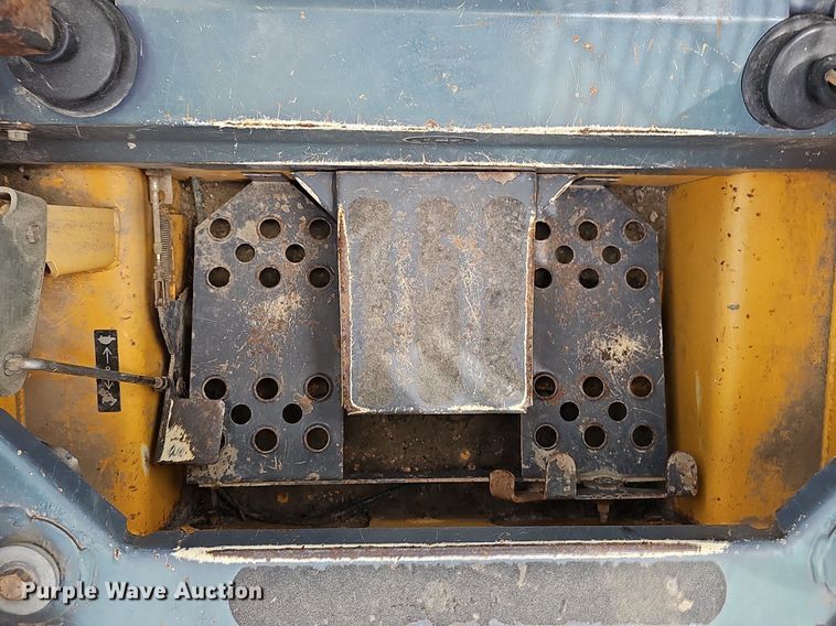 image for item DP6435 2004 Gehl 5640 skid steer loader