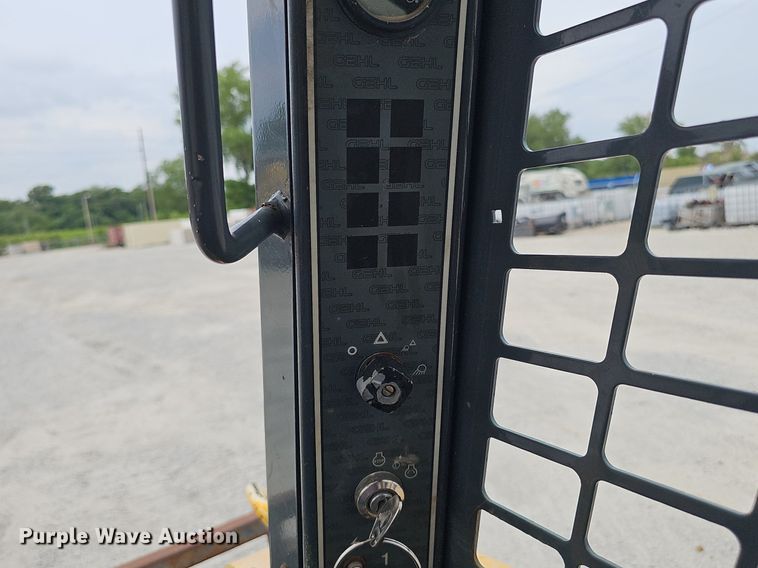 image for item DP6435 2004 Gehl 5640 skid steer loader