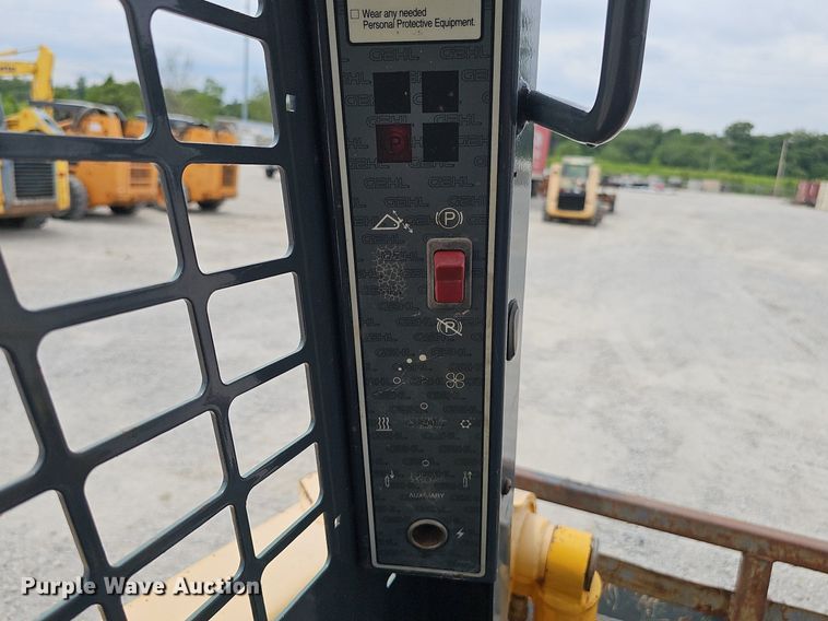 image for item DP6435 2004 Gehl 5640 skid steer loader