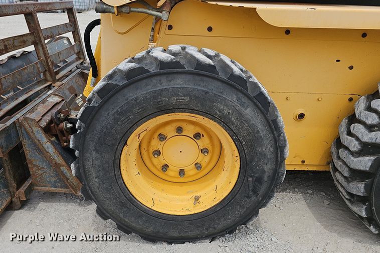 image for item DP6435 2004 Gehl 5640 skid steer loader