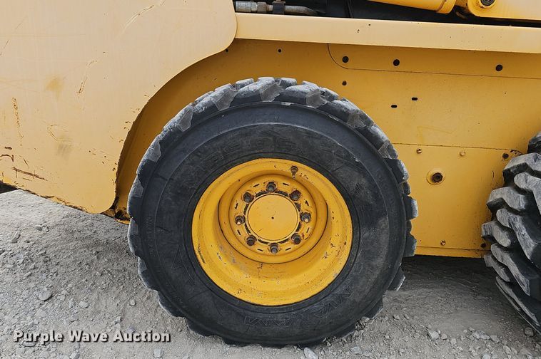 image for item DP6435 2004 Gehl 5640 skid steer loader