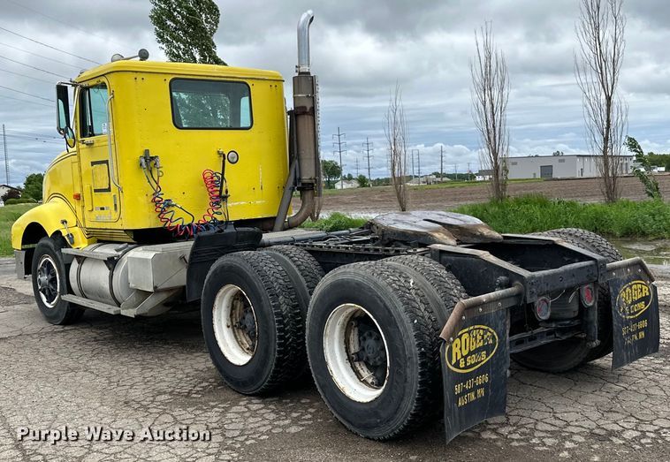 image for item DP8380 1990 International  9400 semi truck