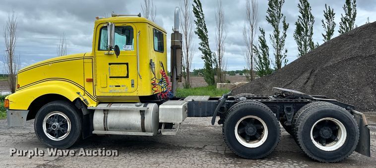 image for item DP8380 1990 International  9400 semi truck
