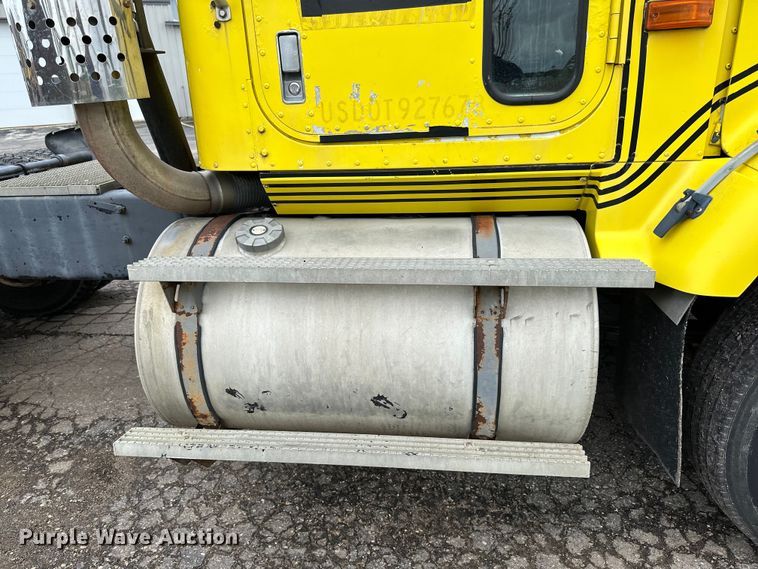 image for item DP8380 1990 International  9400 semi truck