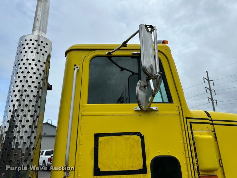 image for item DP8380 1990 International  9400 semi truck