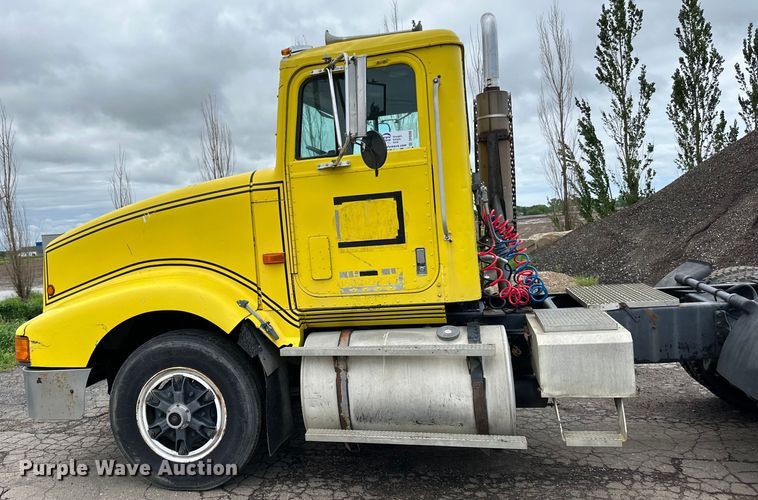 image for item DP8380 1990 International  9400 semi truck