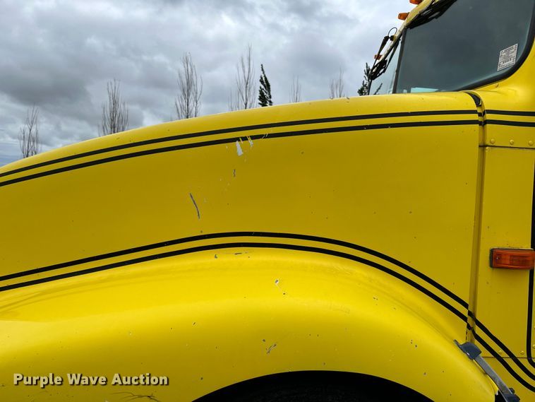 image for item DP8380 1990 International  9400 semi truck