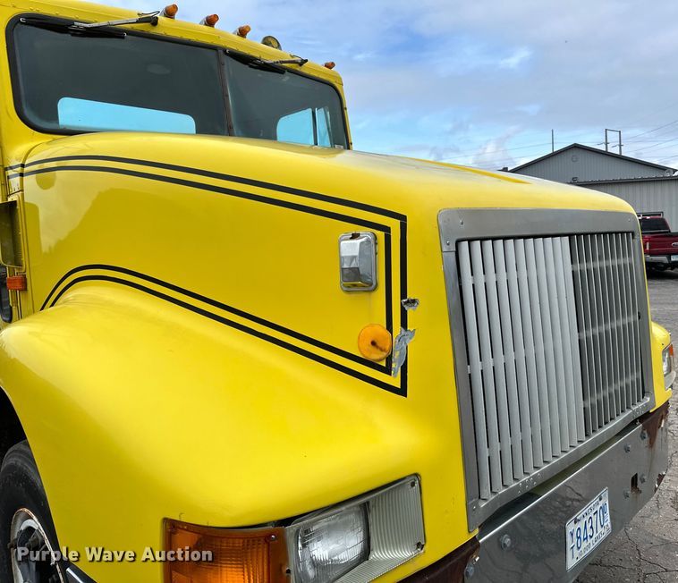 image for item DP8380 1990 International  9400 semi truck