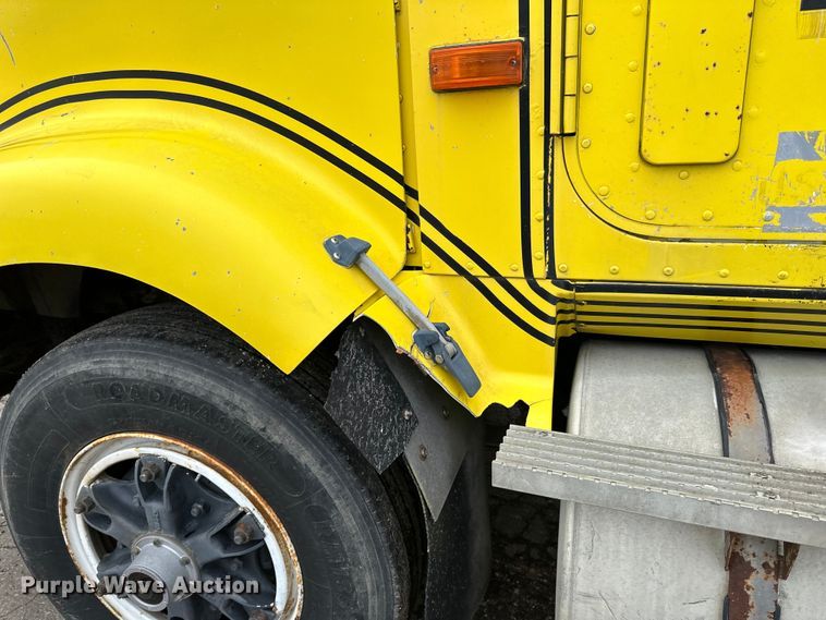 image for item DP8380 1990 International  9400 semi truck