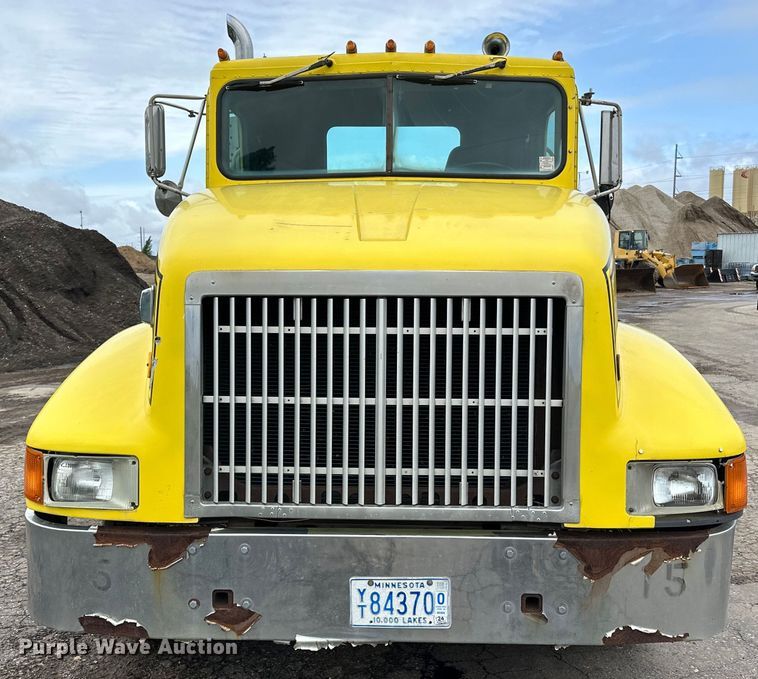 image for item DP8380 1990 International  9400 semi truck
