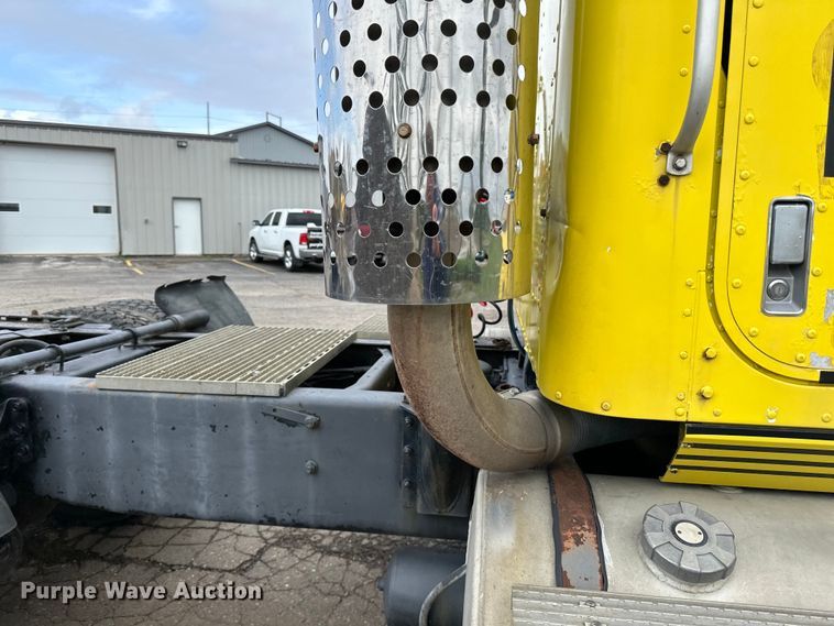 image for item DP8380 1990 International  9400 semi truck