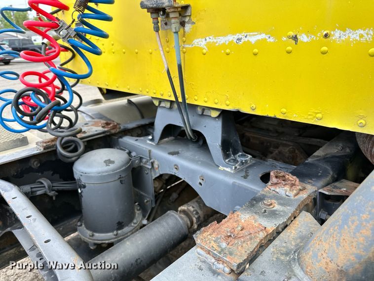 image for item DP8380 1990 International  9400 semi truck