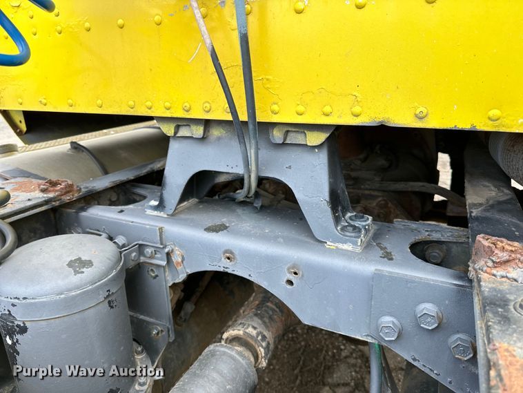 image for item DP8380 1990 International  9400 semi truck