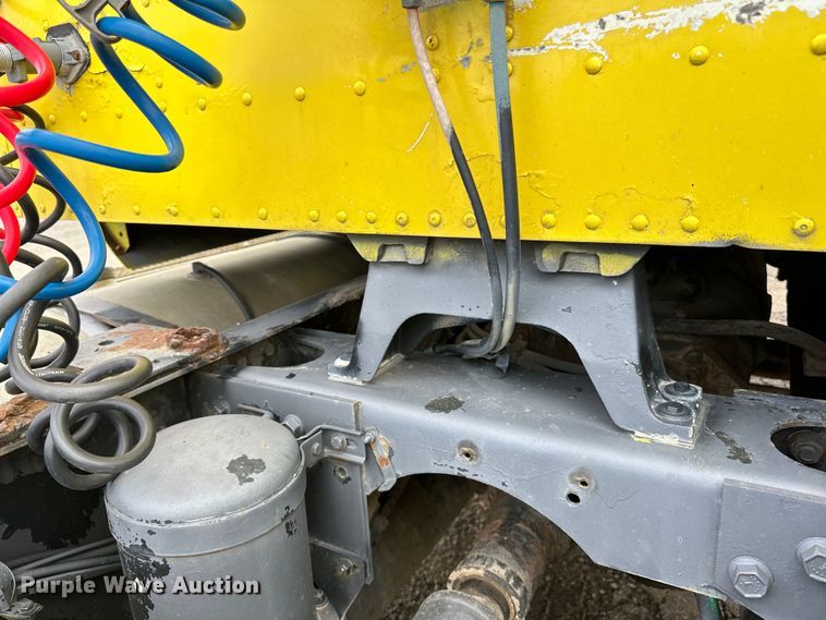 image for item DP8380 1990 International  9400 semi truck