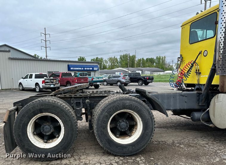 image for item DP8380 1990 International  9400 semi truck