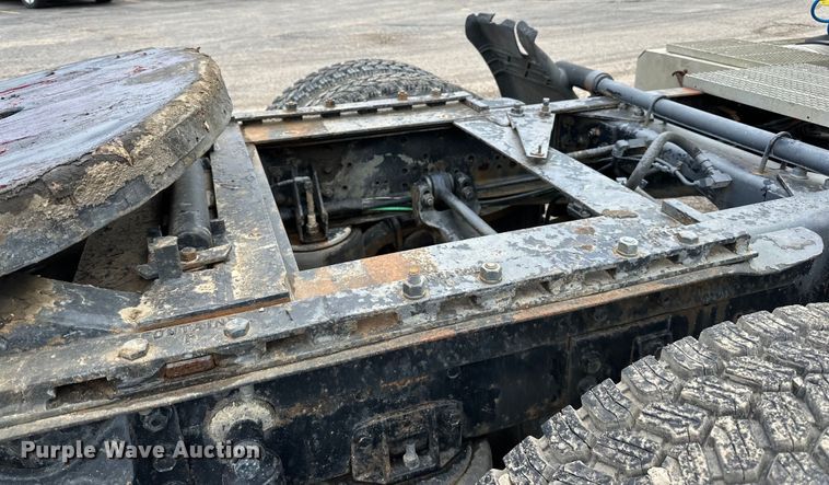 image for item DP8380 1990 International  9400 semi truck