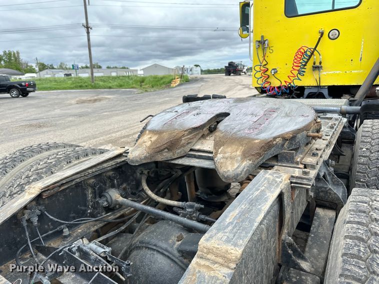 image for item DP8380 1990 International  9400 semi truck