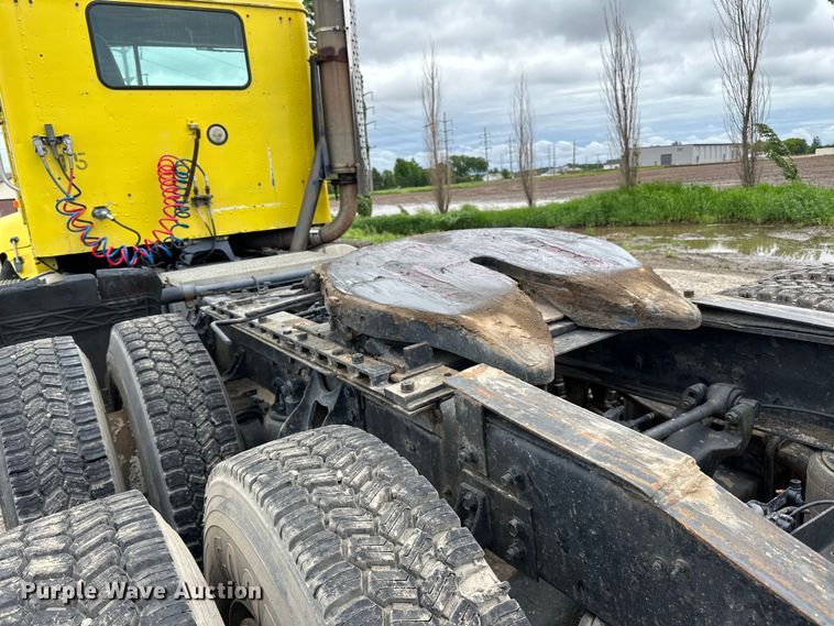 image for item DP8380 1990 International  9400 semi truck