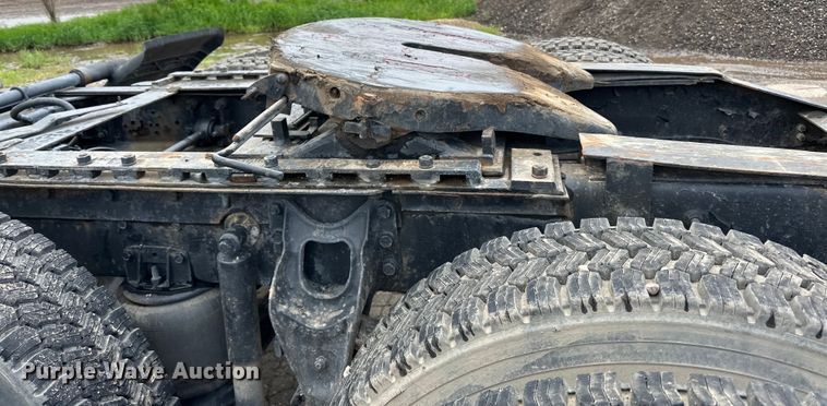 image for item DP8380 1990 International  9400 semi truck