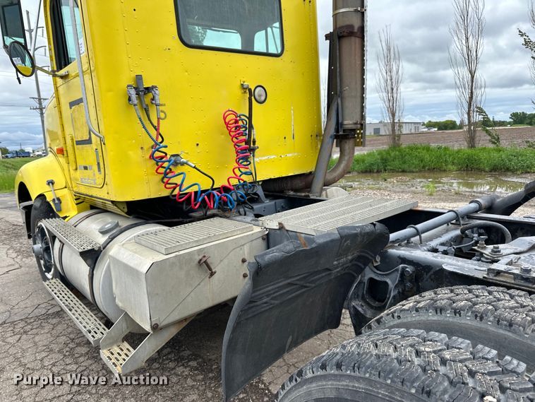 image for item DP8380 1990 International  9400 semi truck