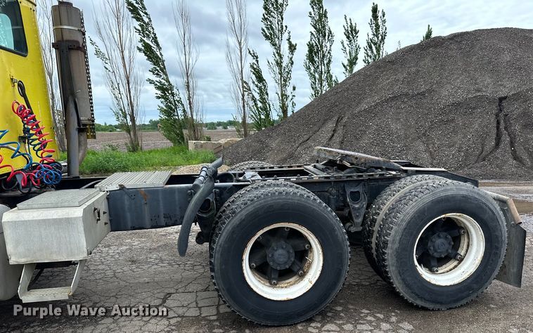 image for item DP8380 1990 International  9400 semi truck