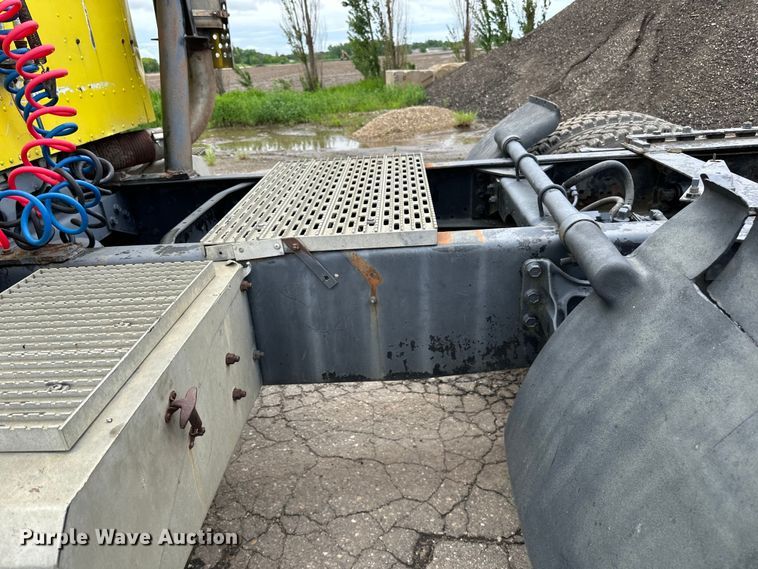 image for item DP8380 1990 International  9400 semi truck