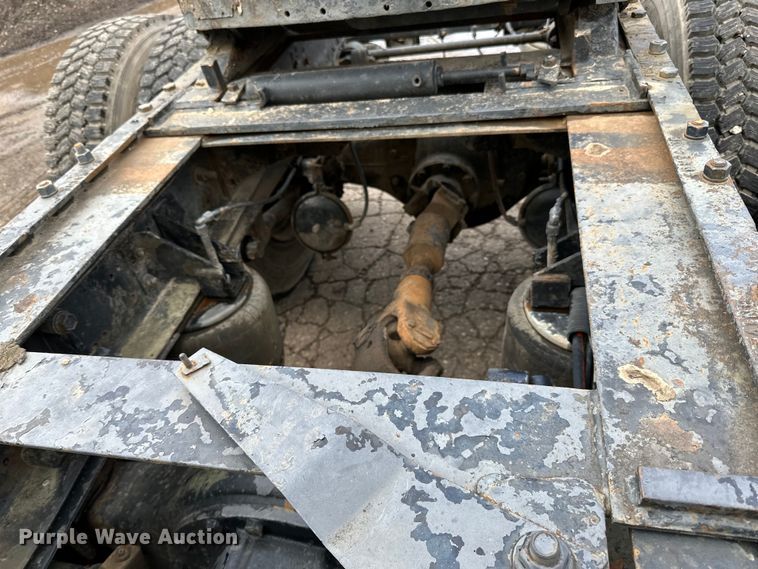 image for item DP8380 1990 International  9400 semi truck