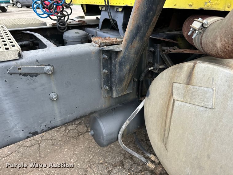 image for item DP8380 1990 International  9400 semi truck