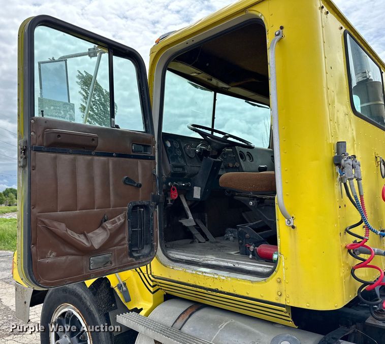 image for item DP8380 1990 International  9400 semi truck