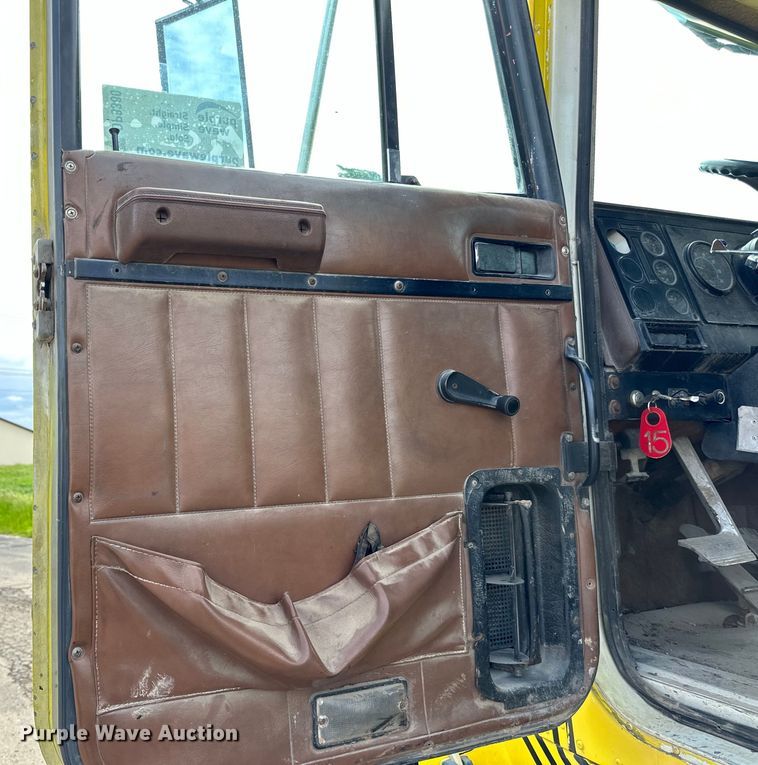 image for item DP8380 1990 International  9400 semi truck