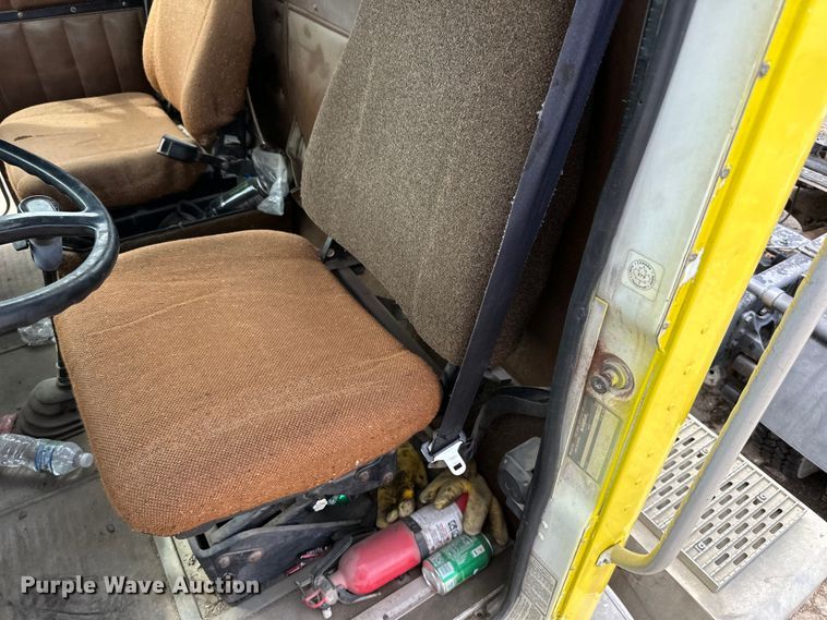 image for item DP8380 1990 International  9400 semi truck