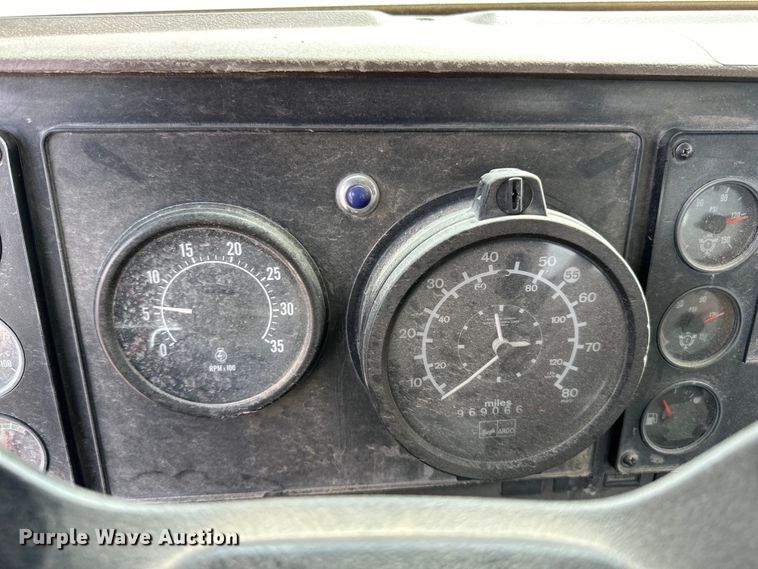 image for item DP8380 1990 International  9400 semi truck