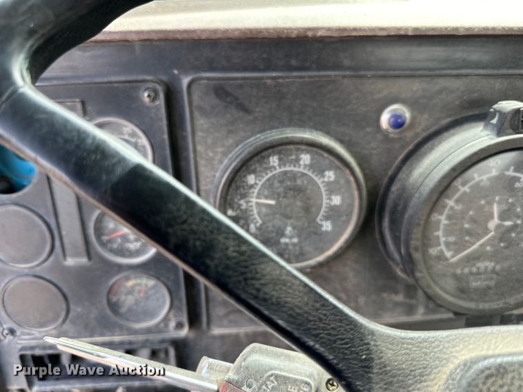 image for item DP8380 1990 International  9400 semi truck