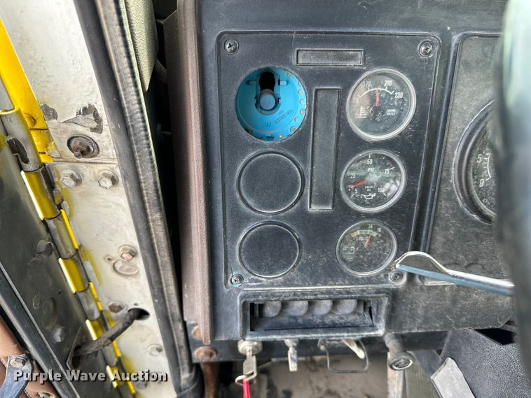 image for item DP8380 1990 International  9400 semi truck