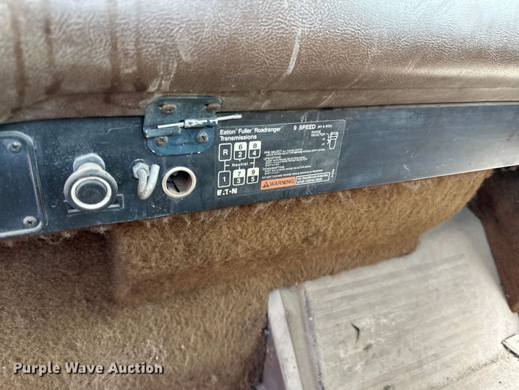 image for item DP8380 1990 International  9400 semi truck