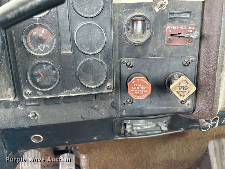 image for item DP8380 1990 International  9400 semi truck