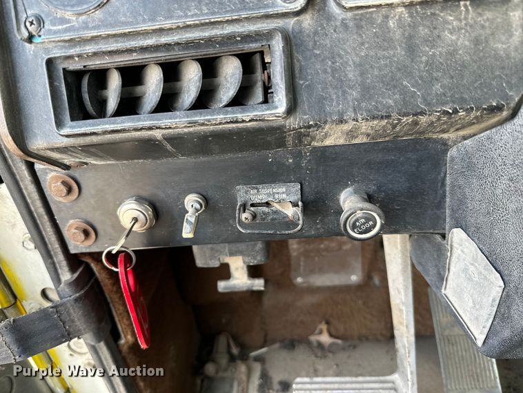 image for item DP8380 1990 International  9400 semi truck