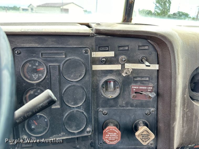 image for item DP8380 1990 International  9400 semi truck