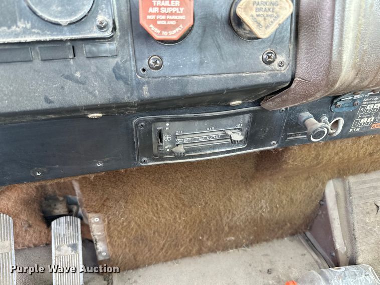 image for item DP8380 1990 International  9400 semi truck