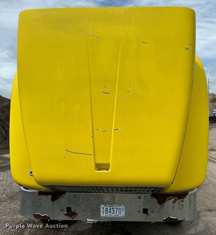 image for item DP8380 1990 International  9400 semi truck