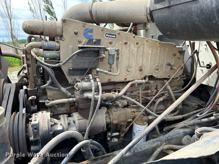 image for item DP8380 1990 International  9400 semi truck