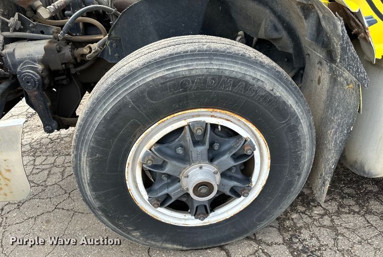 image for item DP8380 1990 International  9400 semi truck