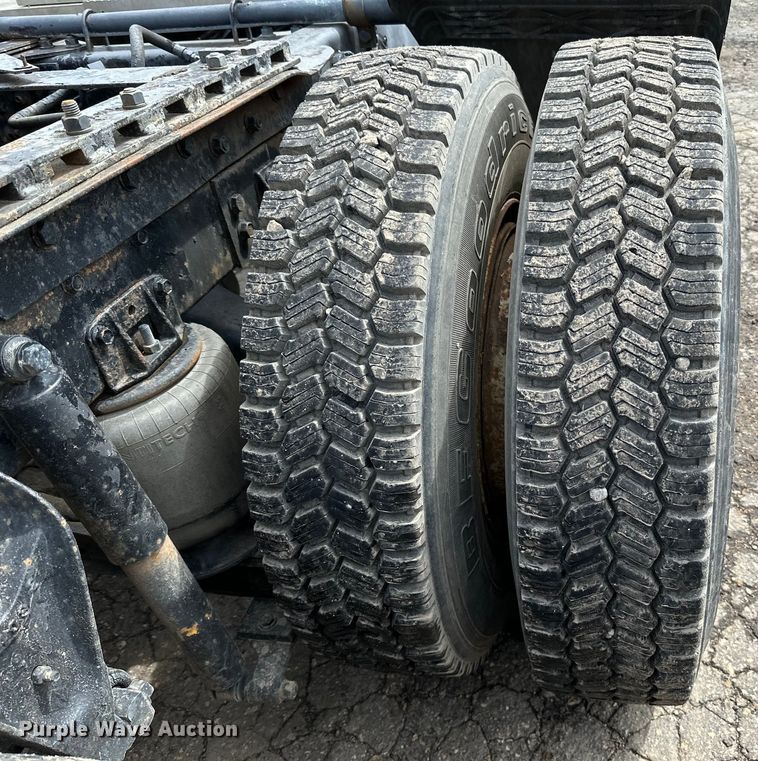 image for item DP8380 1990 International  9400 semi truck